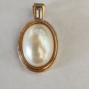 VINTAGE AVON GOLD TONE, RHINESTONE AND FAUX PEARL PENDANT